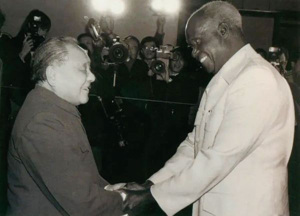 1988年3月1日,邓小平在北京会见赞比亚总统肯尼斯·戴维·卡翁达。