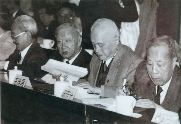 1986年3月3日,科学家王大珩、王淦昌、陈芳允、杨嘉墀上书中共中央,提出发展高技术的建议。这一建议后来被称为“863计划”。图为“863”计划的4位倡导人王大珩(左2)、王淦昌(左3)、杨嘉墀(左1)、陈芳允(左4)。