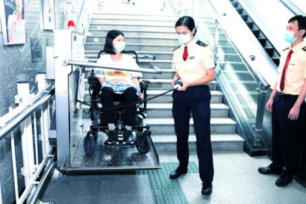 广州南中心站组建青年志愿服务队贴心为特殊乘客服务