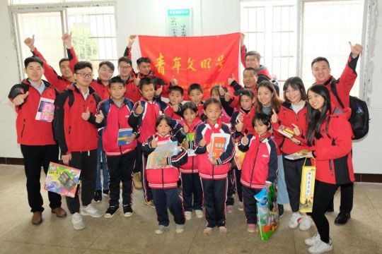 关爱希望小学学生