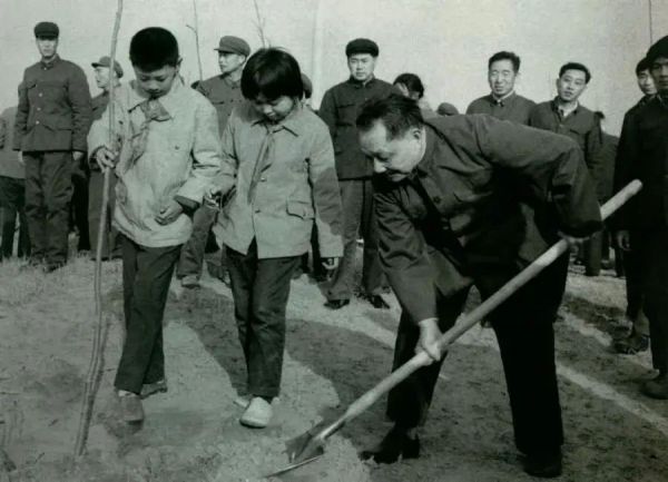 1979年3月12日,邓小平到北京大兴县庞各庄参加植树活动。