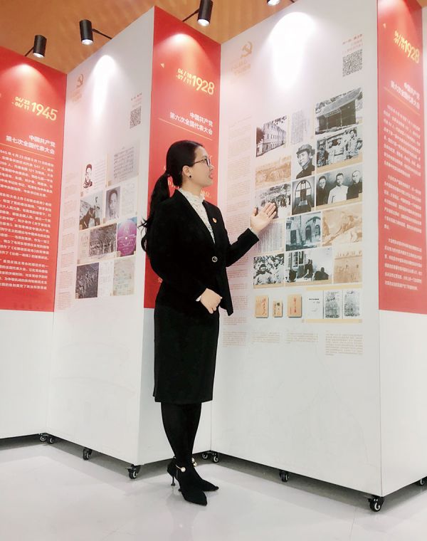 麦东娇带领团员青年们参观一大到十九大的图片展