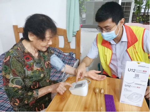 团员指导群众使用血压计