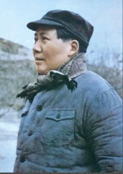 1947年3月18日,中共中央机关主动撤离延安。毛泽东和周恩来、任弼时等继续留在陕北,指挥全国人民解放战争。这是转战陕北前夕的毛泽东。