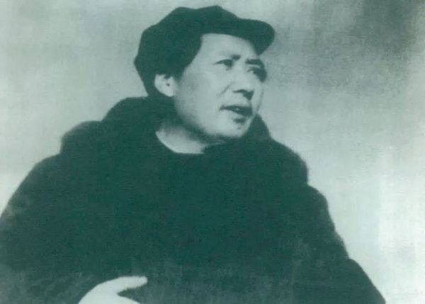 1949年3月23日,毛泽东率领中共中央机关离开西柏坡前往北平。出发时,他对周恩来说,今天是进京的日子,进京赶考去。我们决不当李自成,我们都希望考个好成绩。