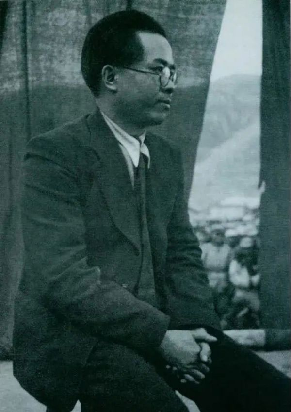 1940年3月26日,任弼时结束中共驻共产国际代表的工作回到延安。图为他在欢迎大会上。