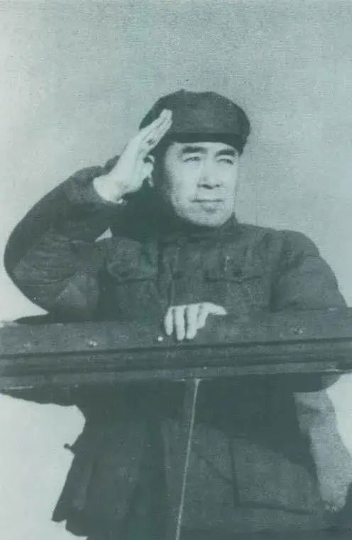 1949年3月,中共中央进入北平。图为周恩来在北平机场检阅部队。