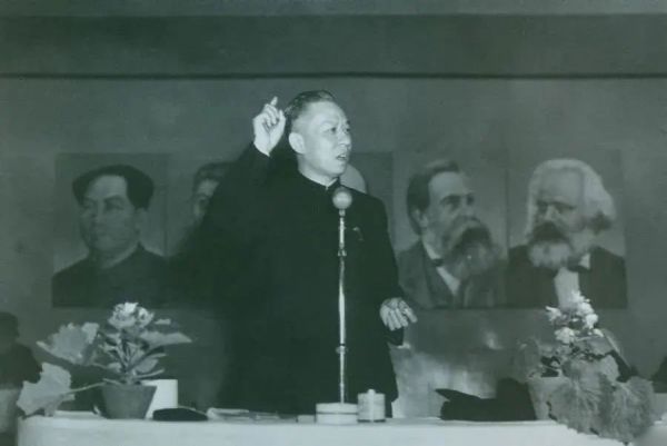 1951年3月28日,刘少奇在第一次全国组织工作会议上作报告。