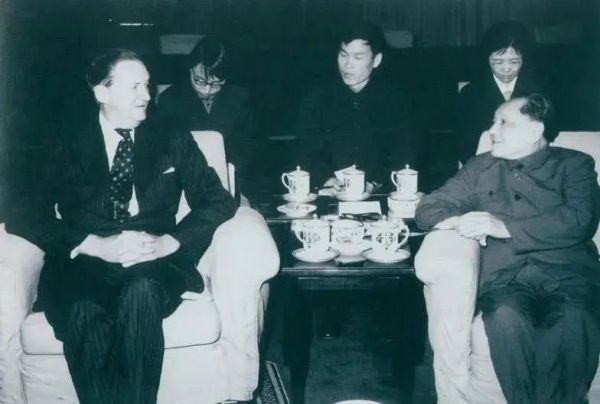 1979年3月29日,邓小平会见香港总督麦里浩。