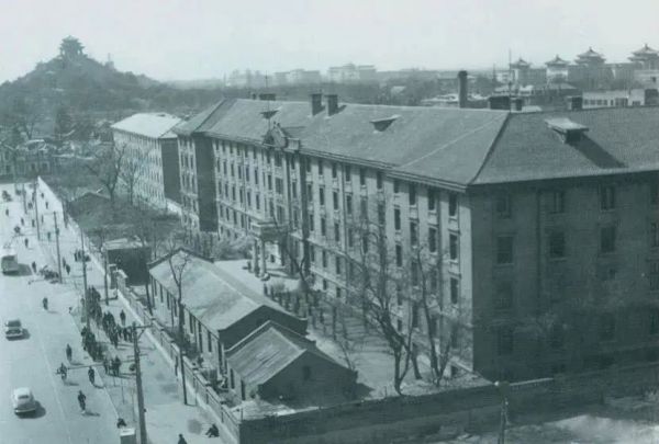 北京大学红楼。1918年8月至1919年3月毛泽东在北京期间,曾在这里担任图书馆助理员。