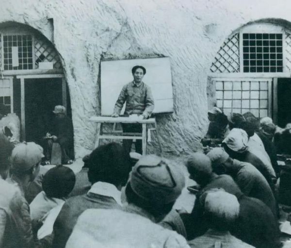 1938年4月,毛泽东在鲁迅艺术学院演讲。