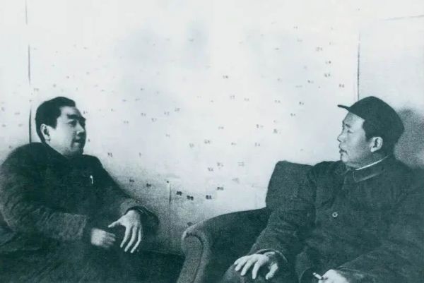 图为毛泽东和周恩来在河北西柏坡。