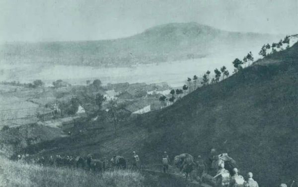 1945年4月6日,八路军太行部队等向白晋、同蒲沿线上的日军展开攻击。这是八路军向祁县开进。