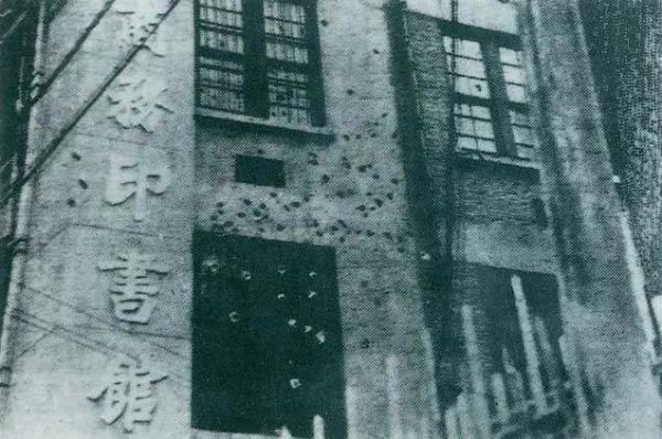 1927年4月12日,蒋介石在上海发动反革命政变,上海工人纠察队总指挥部所在地商务印书馆遭到袭击,大楼上弹痕斑斑。
