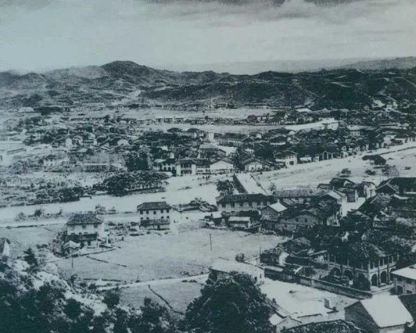 1928年4月,朱德率领南昌起义余部到达井冈山,与毛泽东领导的部队胜利会师。图为会师地点砻市全景。