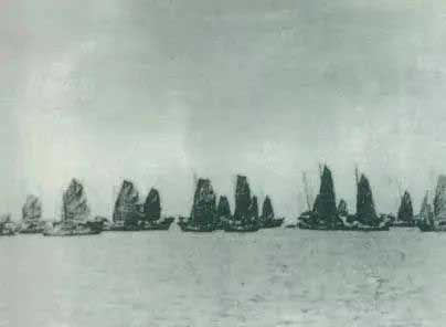 1950年4月16日,人民解放军发起大规模渡海战役,强渡琼州海峡。5月1日,海南全岛解放。