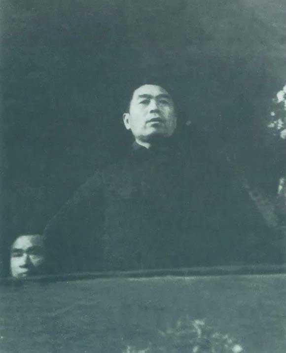 图为周恩来在中国共产党第七次全国代表大会上发言。