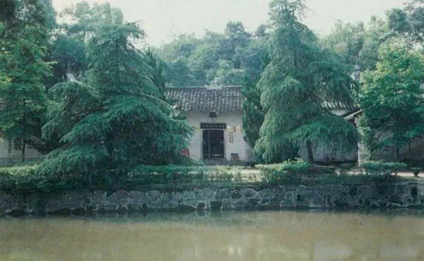 图为任弼时故居。1904年4月30日,任弼时出生在湖南省湘阴县熟塘乡唐家桥(今属汨罗市)。