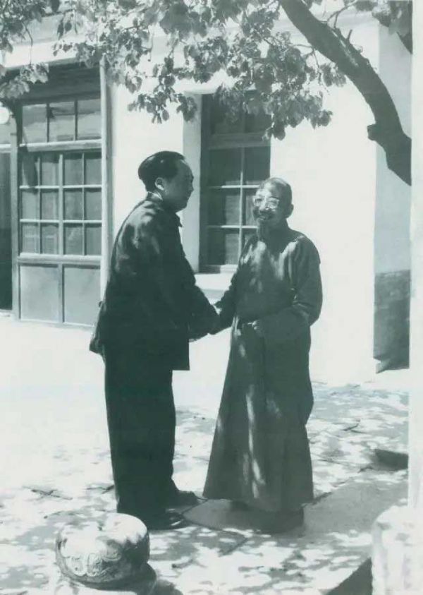 图为毛泽东同老朋友、民主人士柳亚子在北平重逢。