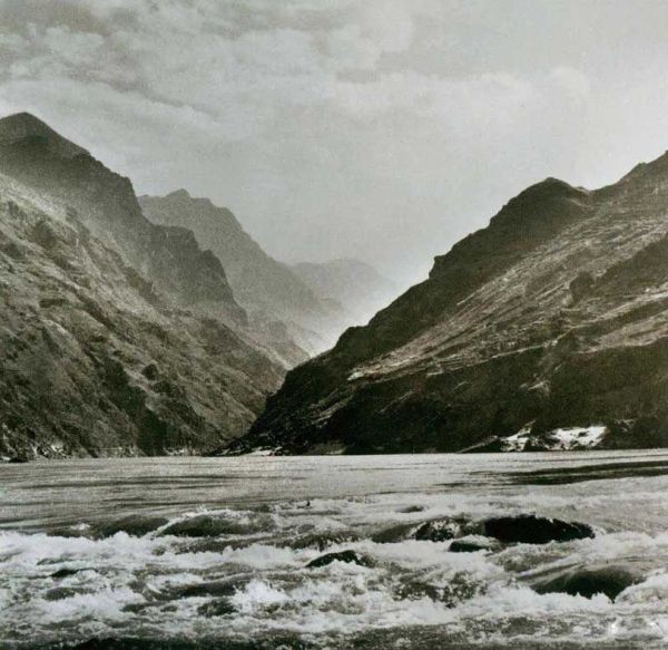 1935年5月3日至9日,红一方面军利用7条渡船从皎平渡全部渡过金沙江。