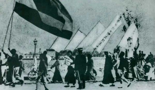 1919年5月4日,北京爆发学生反帝爱国运动。这是北京大学学生的示威游行队伍。