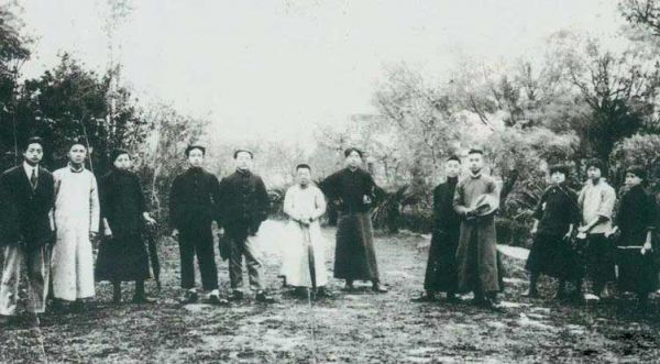 1920年5月8日,新民学会部分会员在上海半淞园合影。左七为毛泽东。