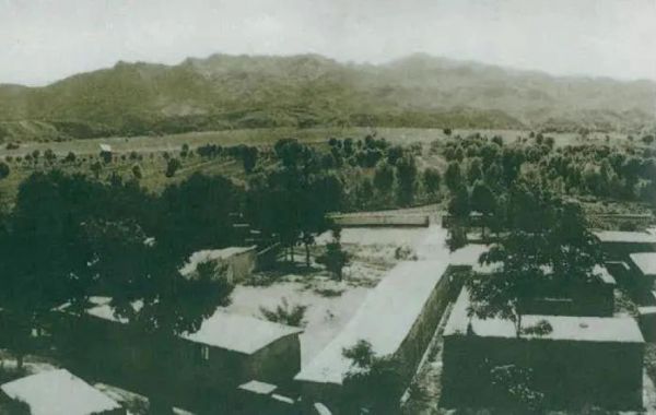 1948年5月,中共中央和人民解放军总部由陕北迁到河北平山县西柏坡。图为中央领导人办公处所俯瞰。