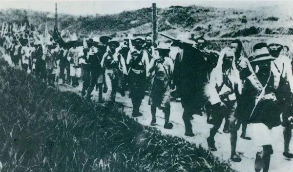 1931年5月16日至31日,红一方面军在毛泽东、朱德指挥下,连续打了5个胜仗,歼敌3万余人,缴枪2万余支,打退了国民党军队的第二次“围剿”。图为行军中的红军。