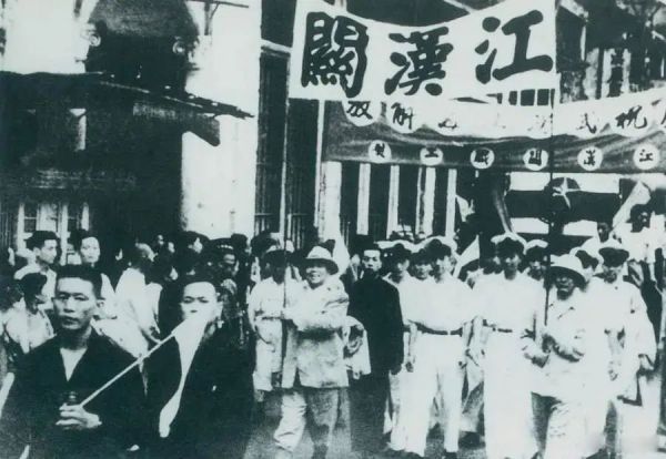 1949年5月17日,第四野战军解放武汉。图为武汉人民欢庆解放。