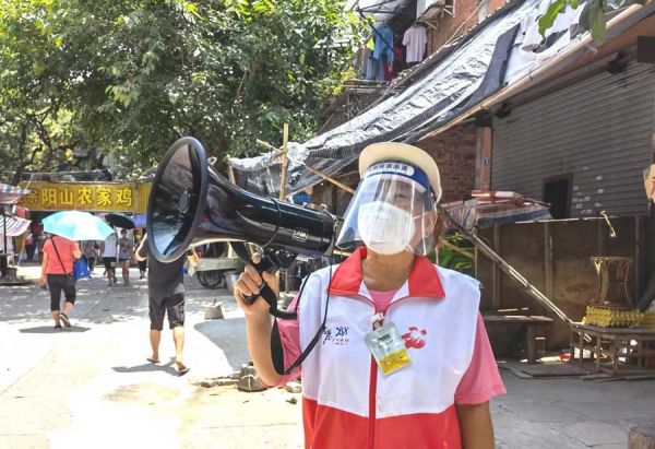 华林街突击队队员协助现场秩序维护