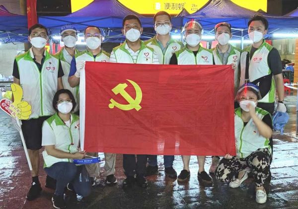 彩虹街第二批突击队队员凌晨完成工作任务后合影