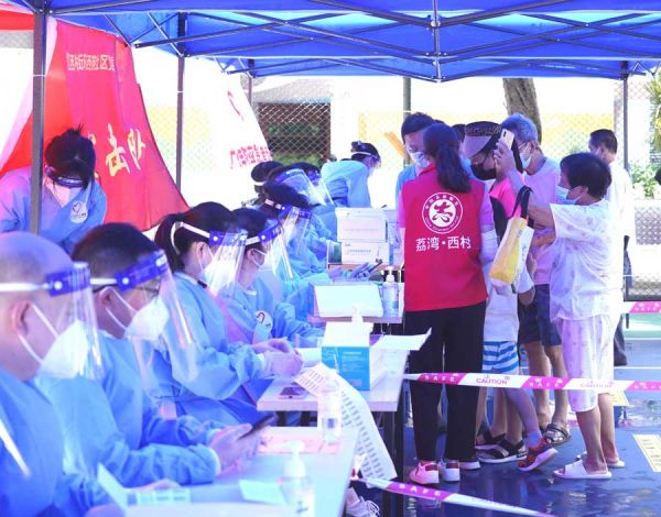 西村街贴标登记岗工作现场