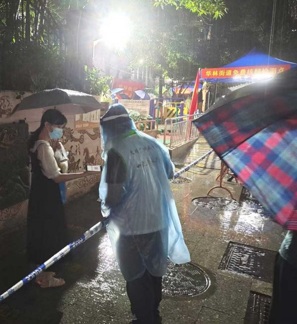 华林街突击队队员深夜工作现场