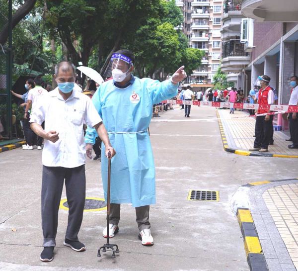 团市委书记班子成员协助检测引导和现场秩序维持