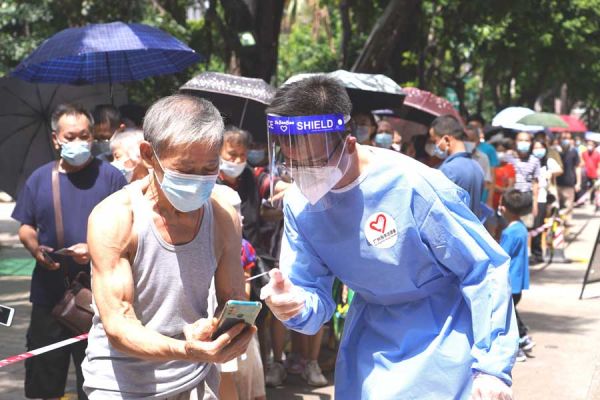 西村街突击队员协助特殊群众填报核酸检测小程序