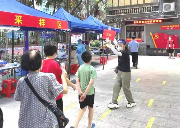 彩虹街突击队队员分组带队,做好检测引导