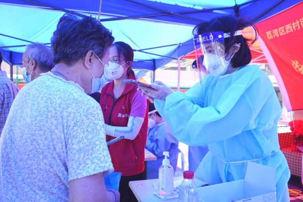 团市委书记徐柳带队贴标登记岗,为市民群众扫描登记