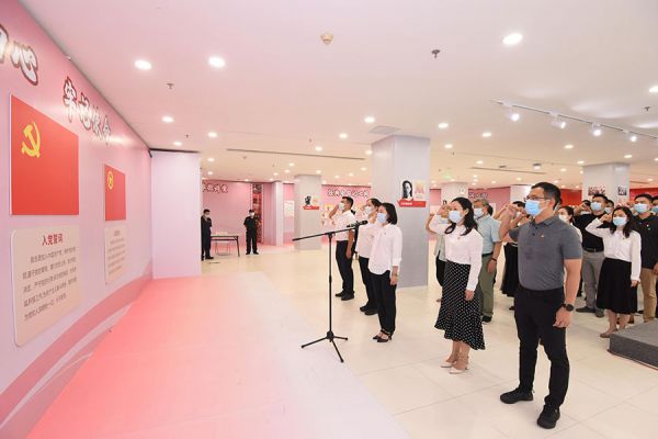 团市委书记班子领誓,重温入党誓词