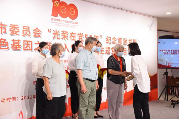 团市委书记徐柳为老党员颁发”光荣在党50年“纪念章