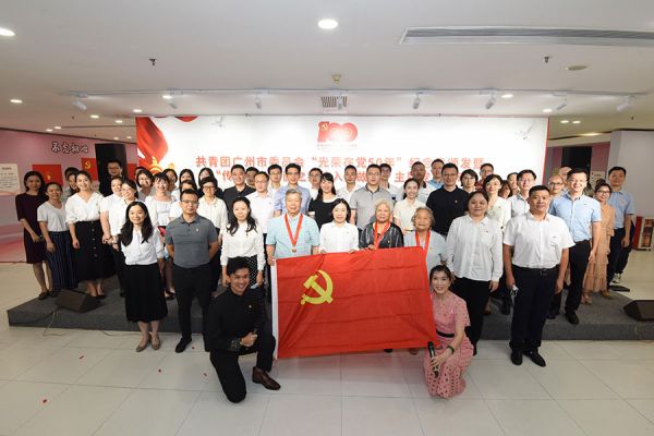 团市委“光荣在党50年”纪念章颁发暨“传承红色基因之我的入党故事”主题党日活动现场