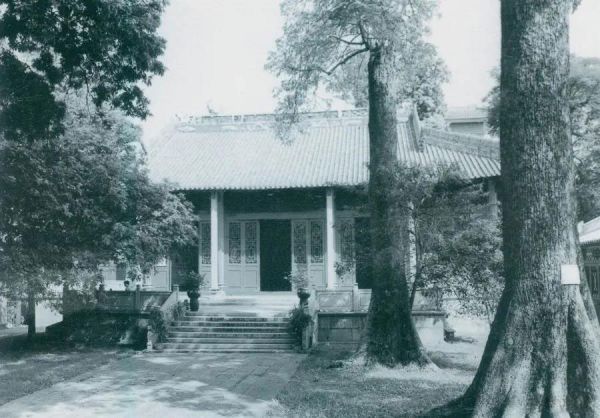 1924年7月3日 国共合作举办的农民运动讲习所在广州正式开学。在共产党人澎湃、毛泽东等相继主持下,广州农讲所至1926年9月连续举办了六届,培训了700多名农民运动骨干。