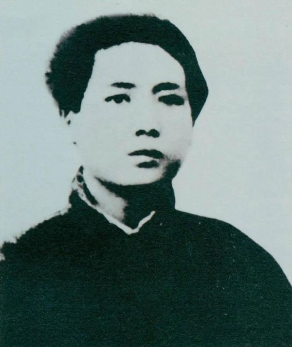 1921年7月,毛泽东赴上海参加中国共产党第一次代表大会,成为党的创始人之一。