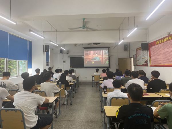 大学生在教室集中收看庆祝中国共产党成立100周年大会直播