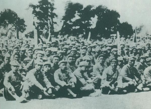 卢沟桥事变后的第11天,1937年7月18日,延安召开群众大会,毛泽东发表演说。据当时报载:“演词激昂,听众均摩拳擦掌,热血沸腾,愿赴抗日战场,与日寇决一死战。”。