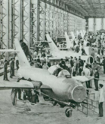 1956年7月19日,国产第一架喷气式战斗机在沈阳首次试飞成功,标志着中国具备了独立研制空军武器装备的能力。图为国产第一批喷气式飞机即将出厂。
