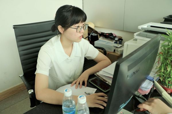 施萍萍在电脑前工作