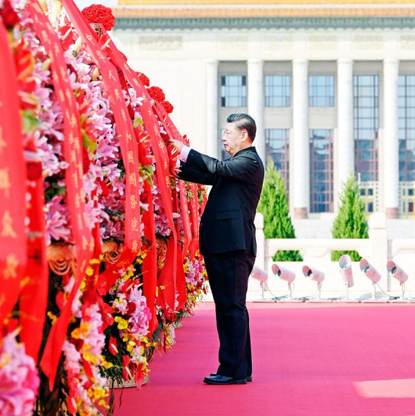 9月30日上午,党和国家领导人习近平、李克强、栗战书、汪洋、王沪宁、赵乐际、韩正、王岐山等来到北京天安门广场,出席烈士纪念日向人民英雄敬献花篮仪式。这是习近平整理花篮上的缎带。
