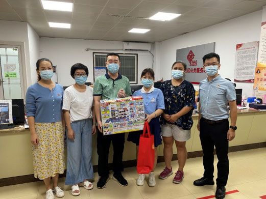 团市委组织机关党员代表前往困难家庭慰问,助圆微心愿,送去节日祝福和温暖关怀。