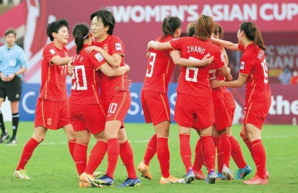 2月6日,中国队球员在比赛中庆祝进球。 新华社发