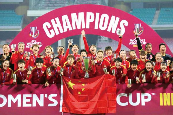 2月6日,中国队在颁奖仪式上庆祝。 新华社发